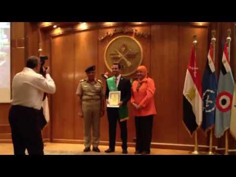 تسليم شهادة أكاديمية ناصر العسكرية العليا لهيثم عثمان الباحث القانوني والسياسي