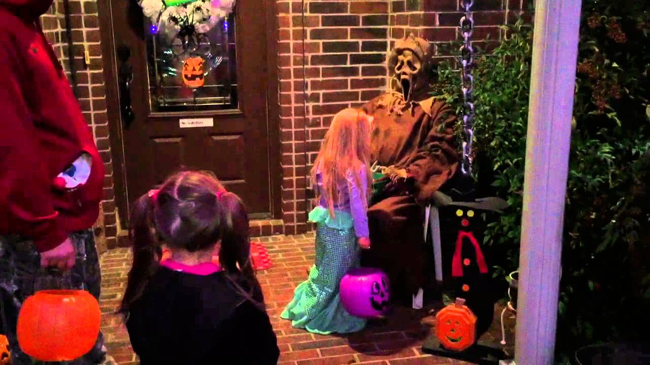 Kendal & Fiona trick-or-treating the scary house 10-31-15