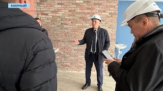 «Крайне недоволен увиденным»: глава Мирнинского района нагрянул на стройплощадку Дворца детства