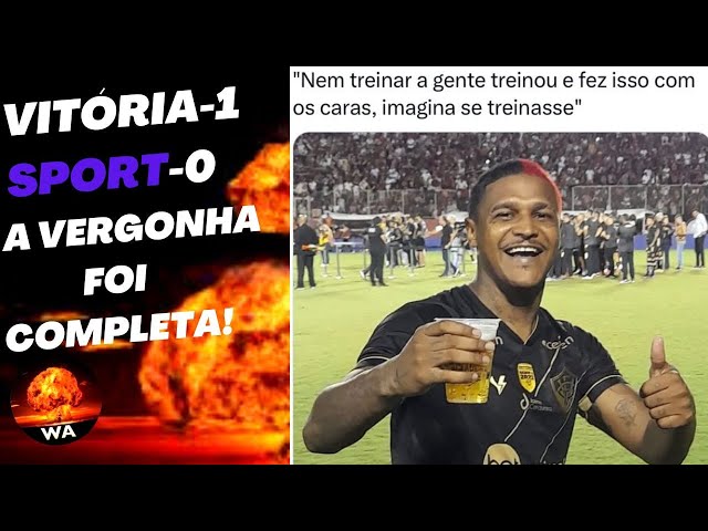 Jogador de futebol ou futebol na parede branca com grama. treinamento do  jovem modelo esportivo masculino. atacando, pegando. conceito de esporte,  competição, vitória, ação, movimento, superação. ângulo amplo.