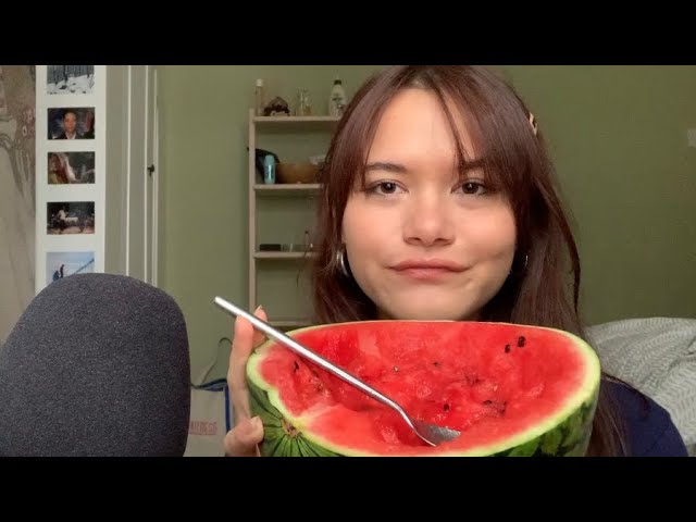 ASMR ESPAÑOL// comiendo sandía *crujiente* y susurrando