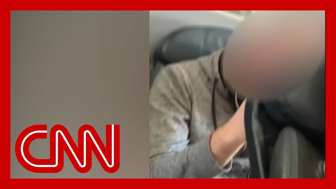 Woman reclines plane seat. See his reaction that went viral.