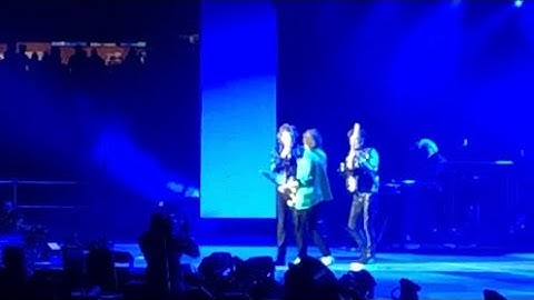 The Rolling Stones - Mick Jagger calls out Keith Richards for being in wrong key- Chicago IL 6-25-19