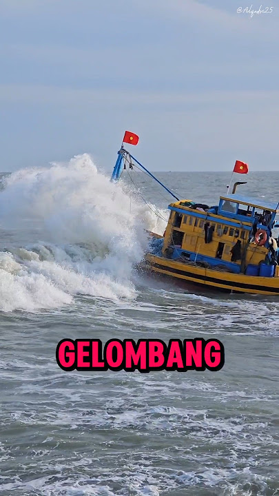Kapal Nelayan Dihantam Ombak Dan Hampir Tenggelam
