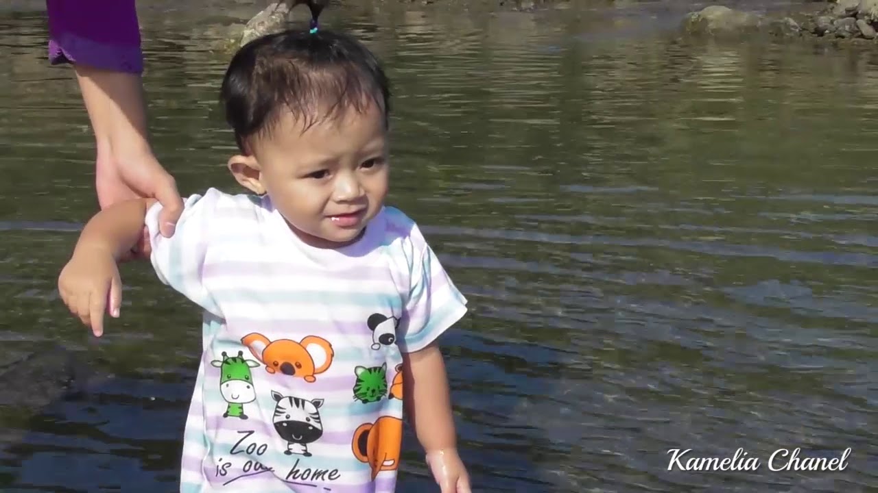 Serunya Anak  kecil bermain air di  Pantai  Menganti YouTube