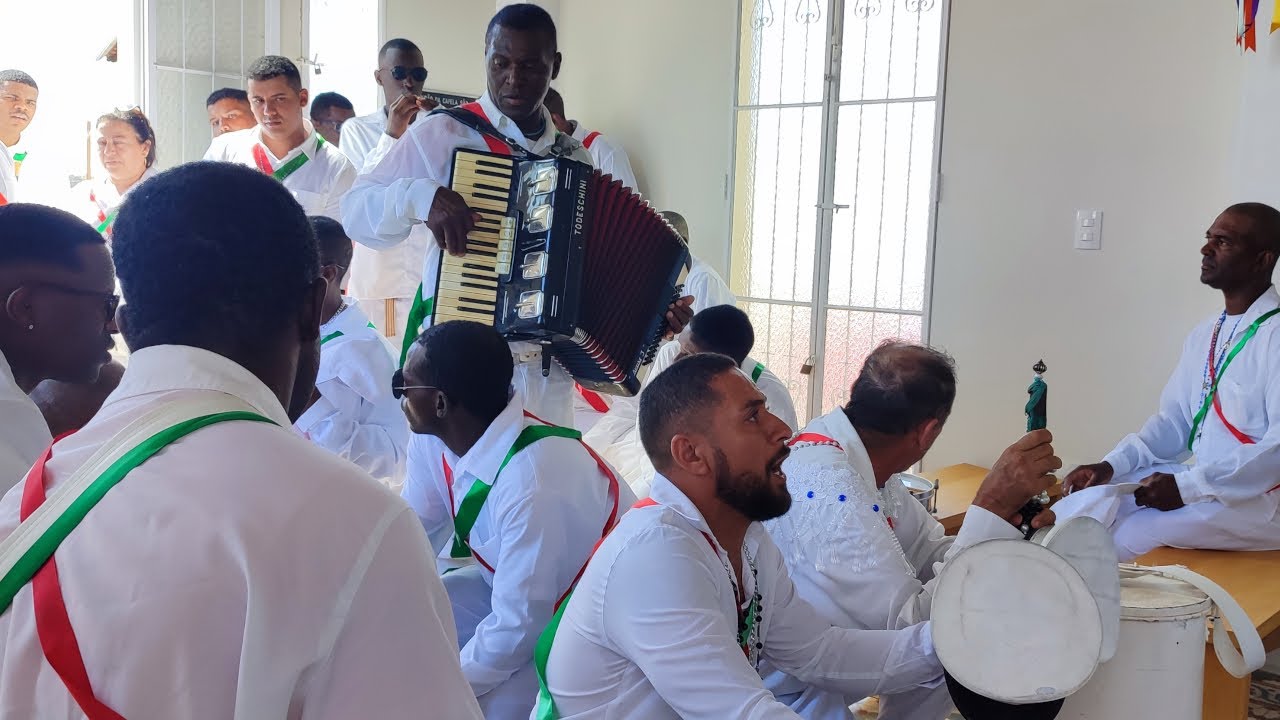 Moçambique cantando o Bendito na Capelinha | Dores do Indaiá - 2022