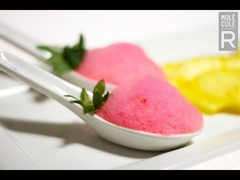 molecular-gastronomy---strawberry-foam