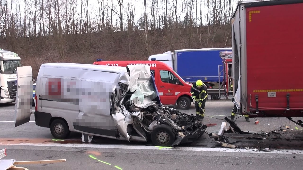 13.10.2022 - Sattelzüge verkeilen sich nach Unfall auf der A61