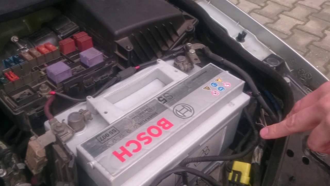 Removing and charging the battery in Renault Laguna II - YouTube