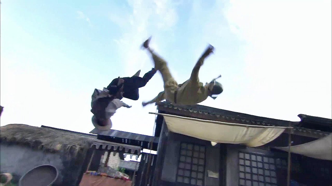 Старик кунг-фу переворачивается в воздухе и убивает врага.