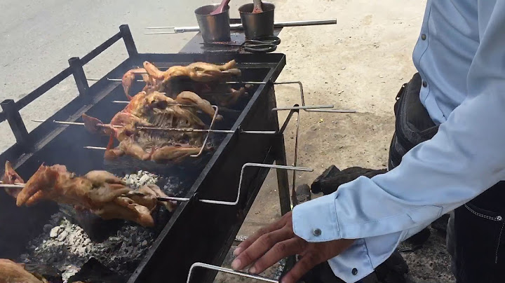 Thanh niên quay gà trên hè phố độc đáo