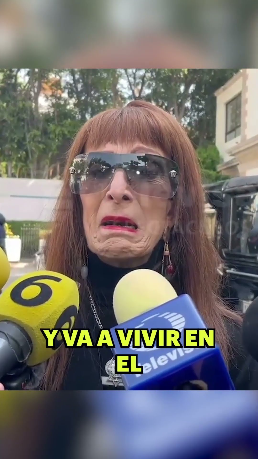 Viola Dorantes llega a la funeraria en donde se encuentran las cenizas de #PaquitaladelBarrio #News