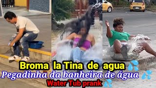 Broma la tina del agua / Pegadinha da banheira / Water tub prank