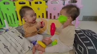 Playing with each other | identical twins at 6 months old 👧🏻👧🏻