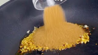 パンケーキの生地？と思ったら鶏肉を投入！