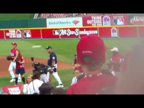 2009 MLB celebrity softball game- pregame warmup