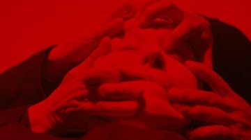 修道女の絶叫　壁から飛び出す手　ハサミを持つ老婆　謎のマスク集団　「IMMACULATE 聖なる胎動」絶叫予告