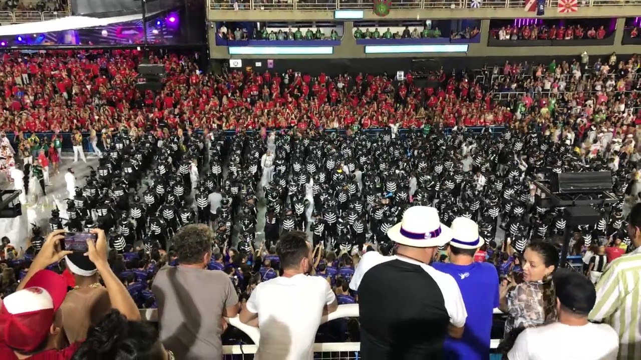 Apresentação da Bateria da Viradouro no terceiro módulo de julgamento no carnaval 2022