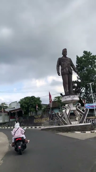 Penampakan patung Ir Soekarno di Lampung Barat, setinggi 10 meter