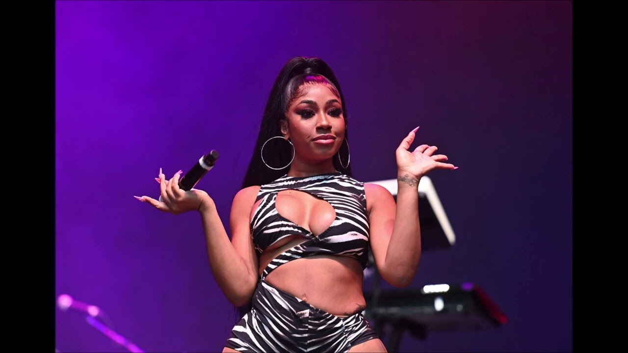 Yung Miami Rolled Up A Fan Asking Her To Autograph A Bottle Of Baby Oil  [VIDEO]