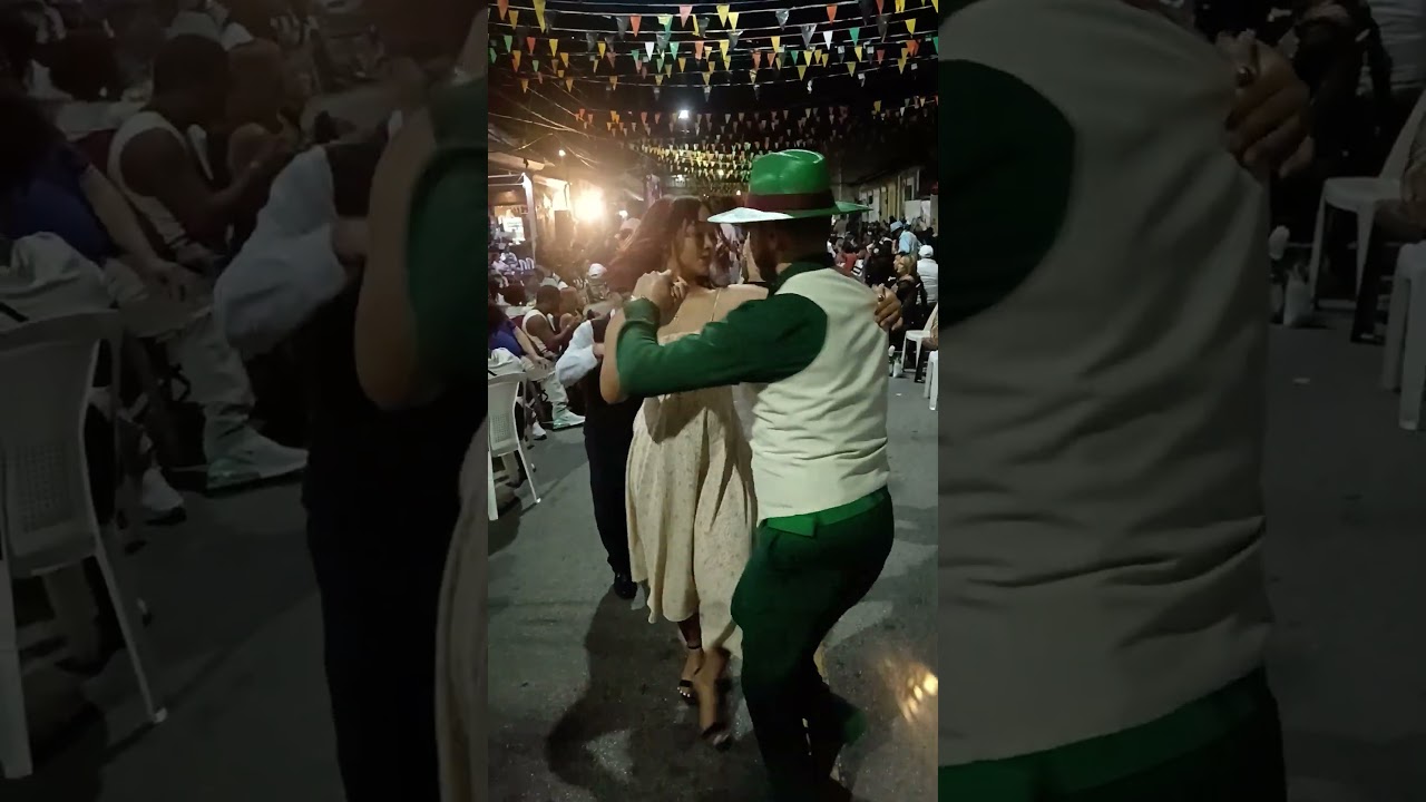 Ella no baila con un anciano… baila con una historia.