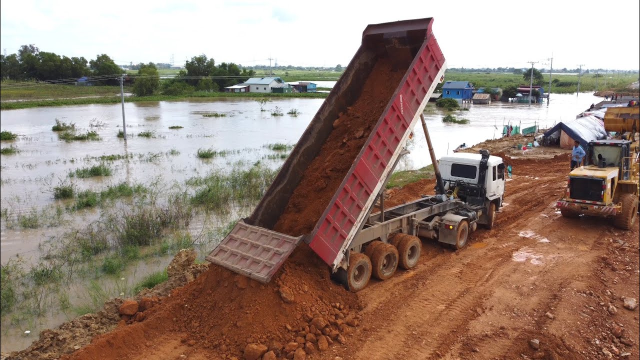 Great action wheel Loader Prepare soil and Dump trialer unloading soil