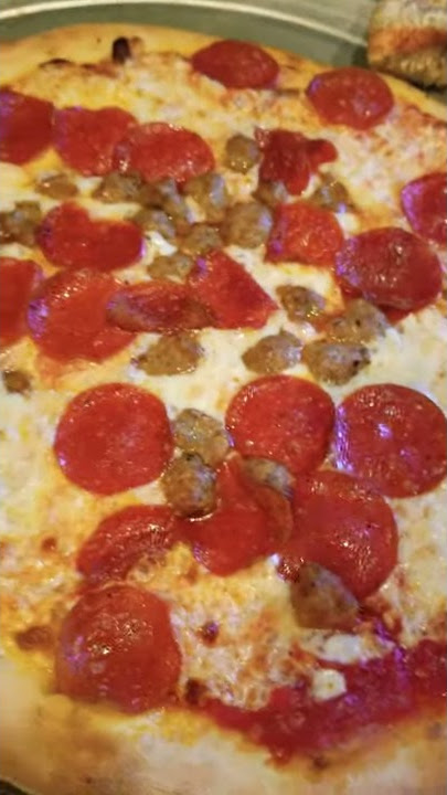 Salvadoreño trabajando en las pIzzas