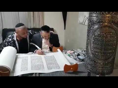 יצחק ויזל בר ז ל כתיבת אות בספר תורה שכתב חברו פרדי הייקר 