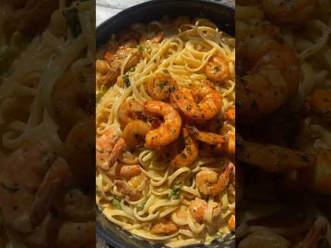 Video: Matlagning av spagetti med räkor i en krämig sås: ett recept