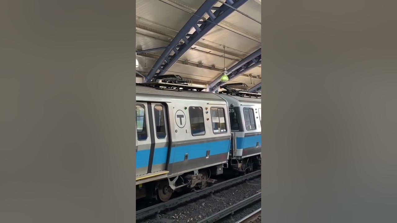 MBTA Blue Line 0700s Raising Pantographs! - YouTube