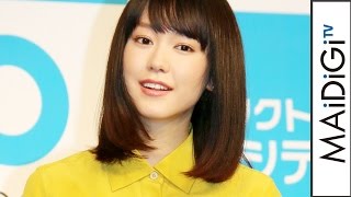 桐谷美玲、黄のブラウスに白のひざ下丈スカート　シンプルなファッション　「アイシティ」新CM発表会1