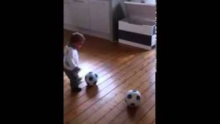 Bébé qui joue comme Messi