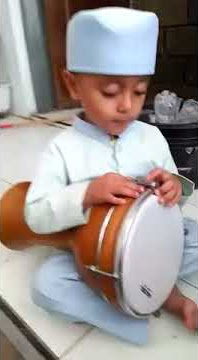 Anak kecil bermain darbuka