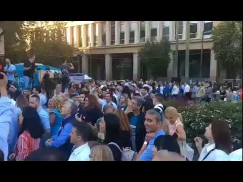 Πανηγυρικό κλίμα στο εκλογικό κέντρο του Κώστα Μπακογιάννη