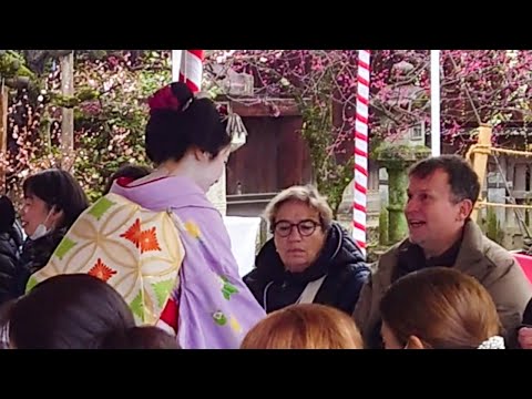 外国人観光客を魅了！京都、梅咲く北野天満宮で舞妓さんのお茶会 | 最高の日本旅行を満喫 | 海外の反応