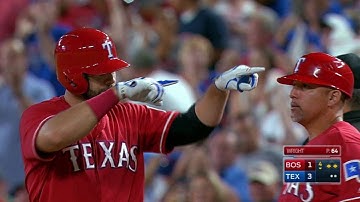 BOS@TEX: Moreland extends lead with two-run single