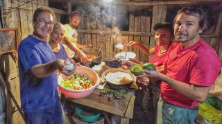 Cocinando en el campo arroz con pollo en el fogón. con La Vida del Campo RD