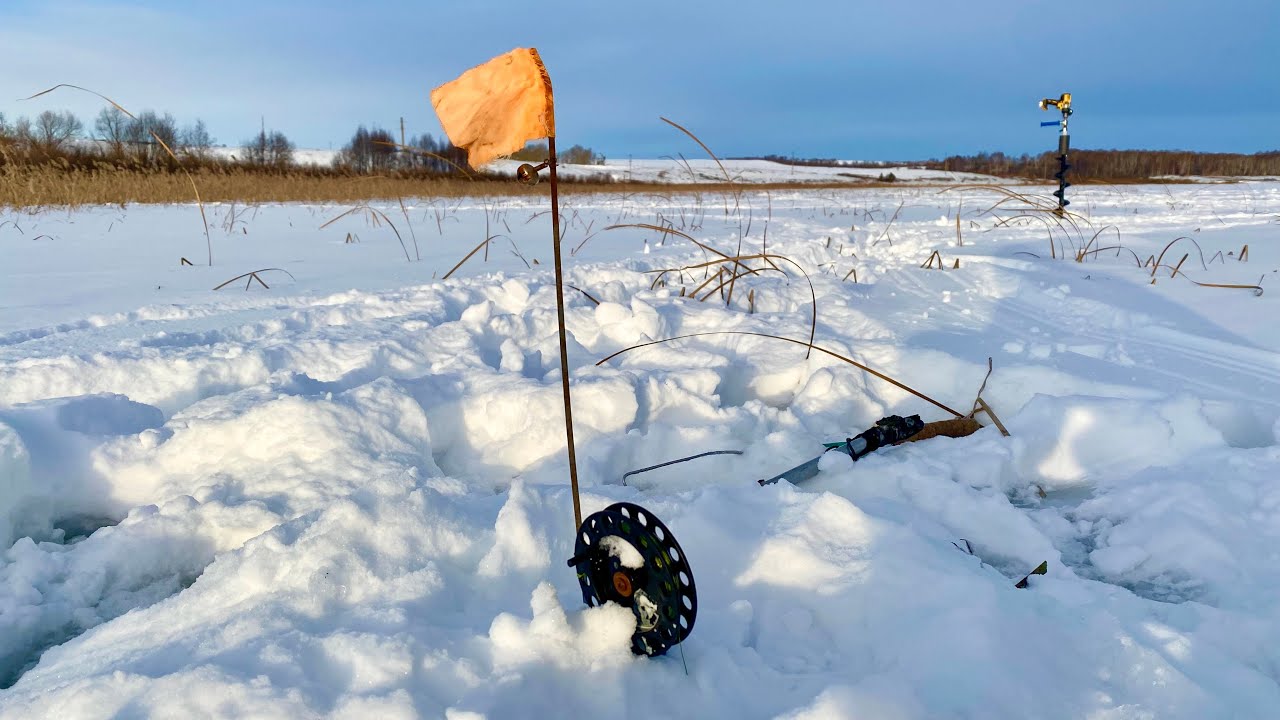 Рыбалка на жерлицы. Сразу  начались сработки. 