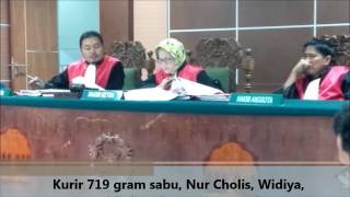 Download Jadi Kurir Sabu, 1 Keluarga Divois 14 Tahun Penjara Video MP3 Jadi Kurir Sabu, 1 Keluarga Divois 14 Tahun Penjara