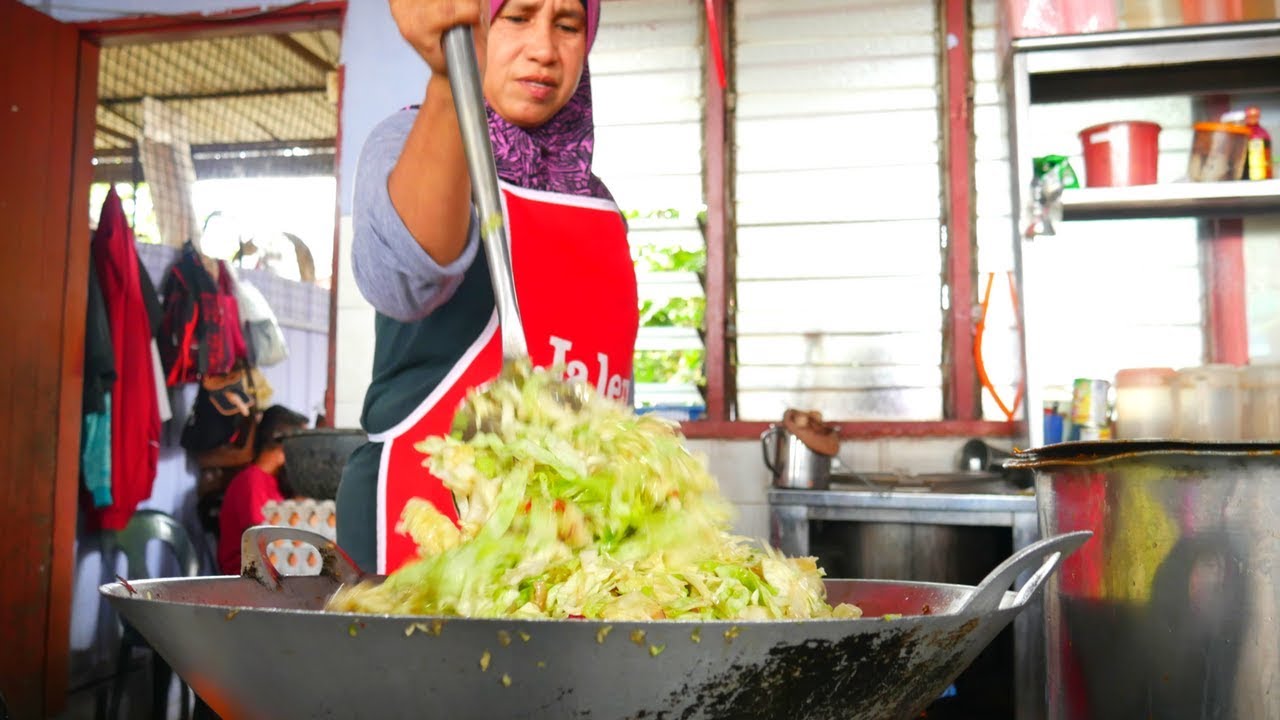 INSANE Malaysia STREET FOOD tour in Johor | POISON NOODLES and MORE of Johor