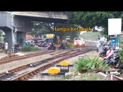 [ HAMPIR KETABRAK KERETA 😬 ! ] 2 Argo Parahyangan Papasan melintas ngebut Parah Di PJL Cimindi !