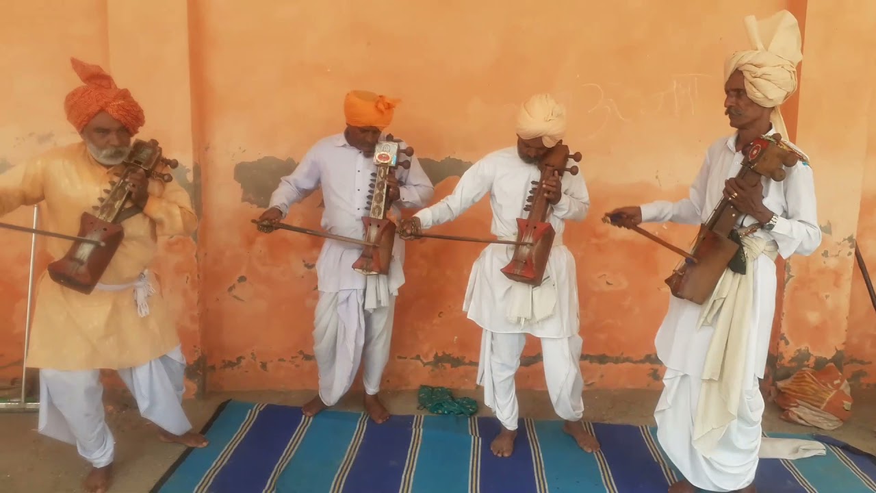 गायक श्री  सतबीर सिंह जोगी  सारंगी वादक और साथी सग मै