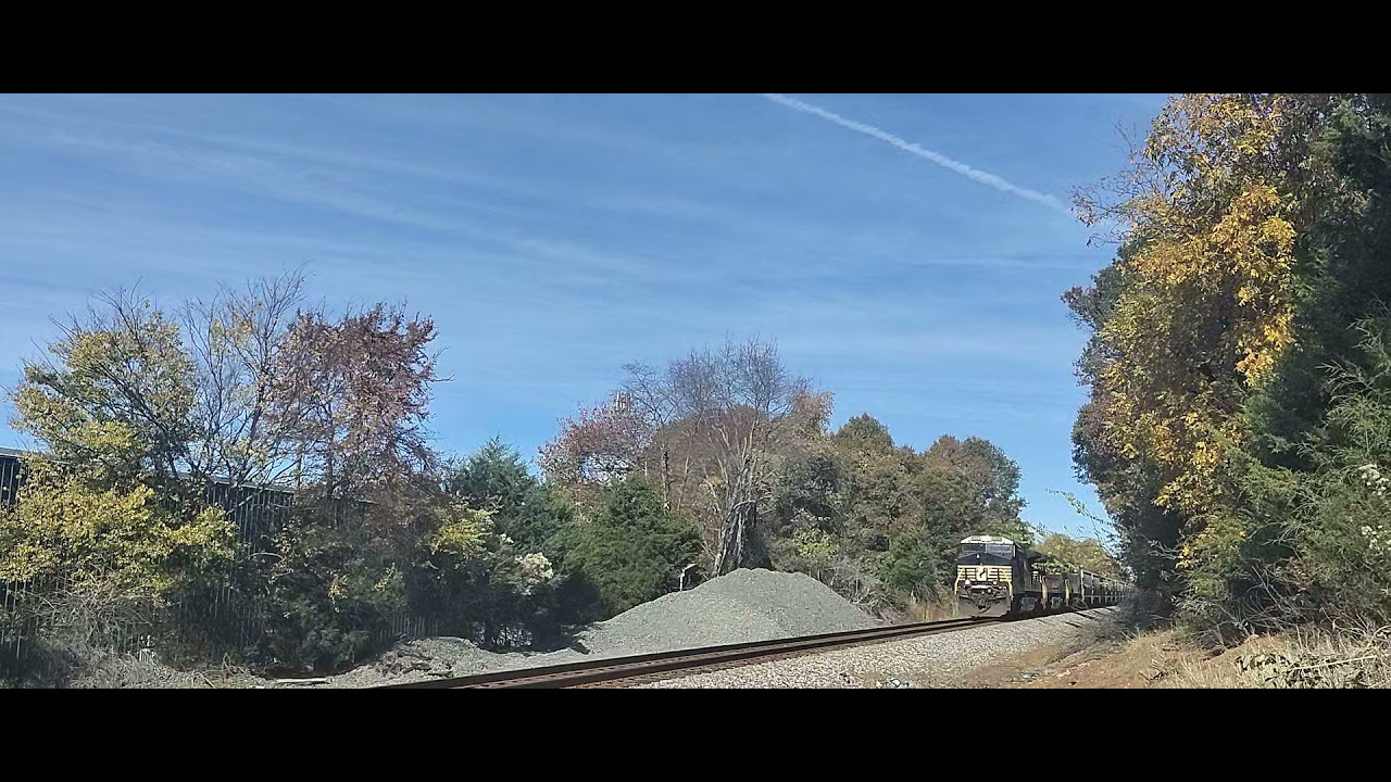 NS 4090 leads 52W down the R-Line (11/15/2021)