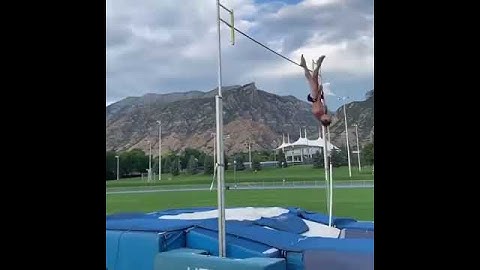Atleta recibe 18 puntadas en el escroto tras clavarse la pértiga en este salto / Zach McWho