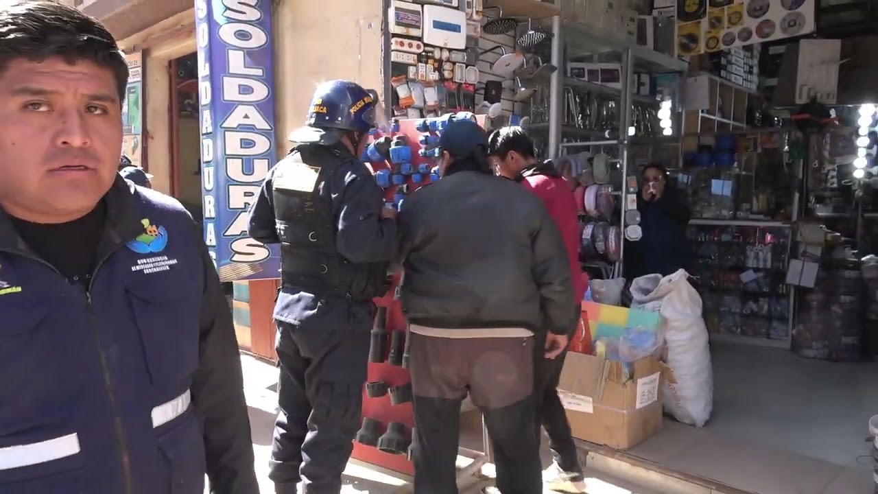 #Juliaca Comerciantes que se negaron a los berar las veredas fueron rociados con agua de sisterna