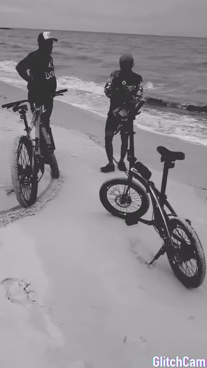 Gowes di pantai lalang