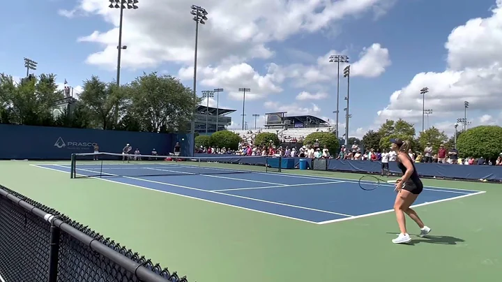 Iga Swiatek practices with Paula Badosa at Cincinn...