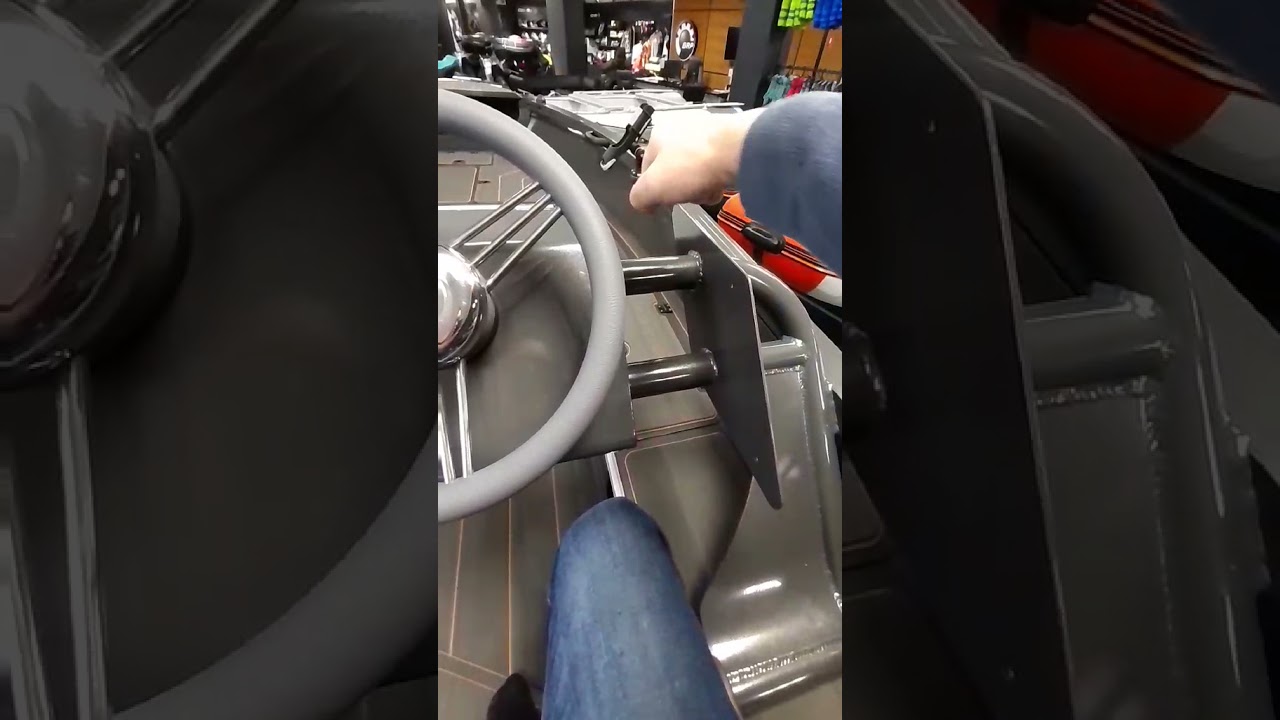 Место капитана лодки GELEX 440 LIGHT