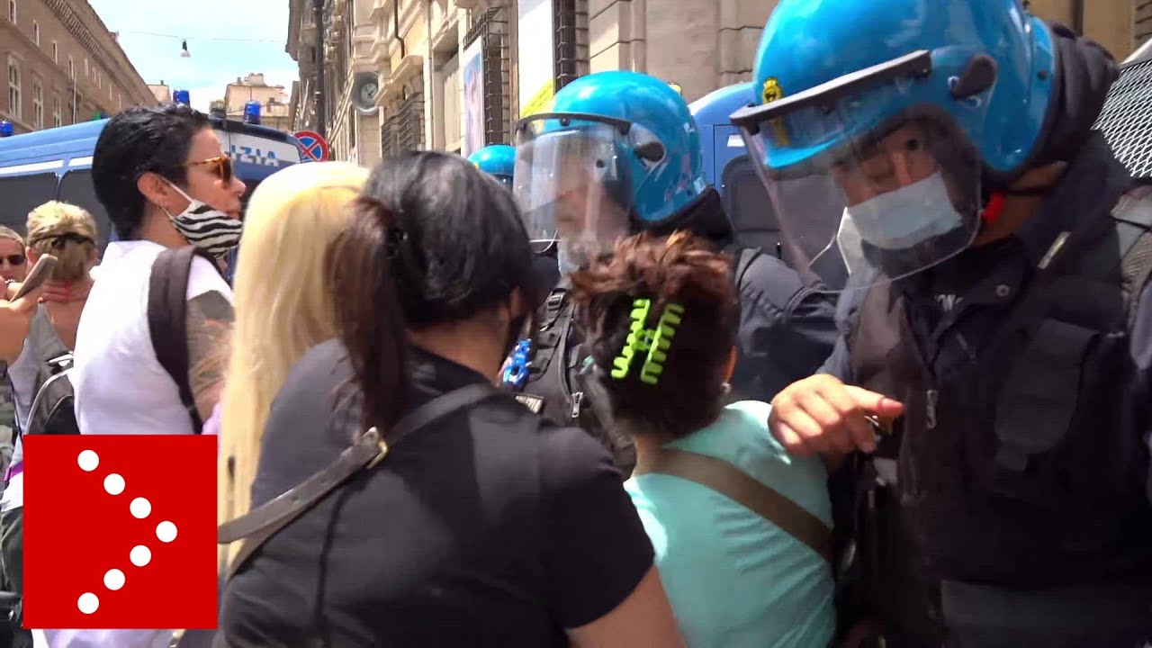 Roma, tensione in piazza Venezia: manifestanti bloccati