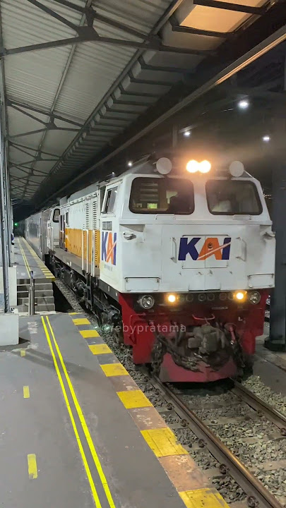 Kereta Api Turangga Masuk Stasiun Solobalapan